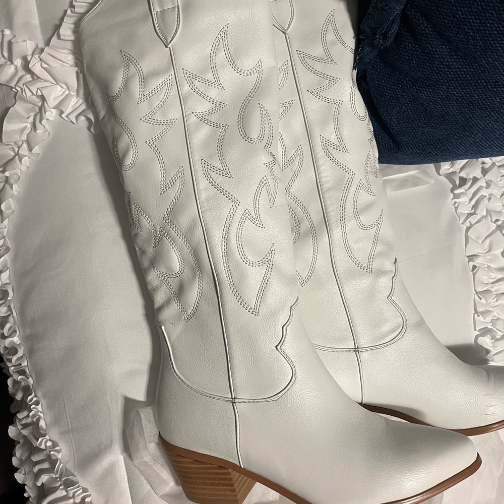 BILLINI URSON WHITE TALL COWBOY BOOTS! Size 7
